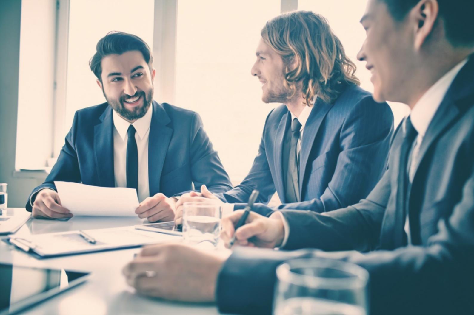 Equipo de investigación analizando datos financieros